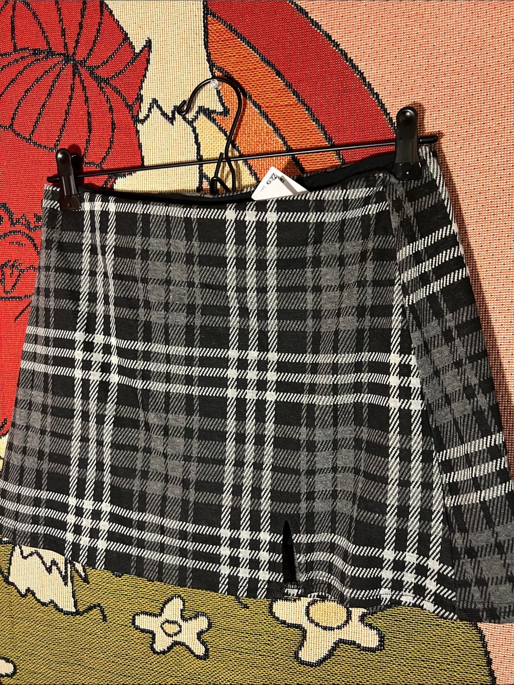 Black and white patterned mini skirt